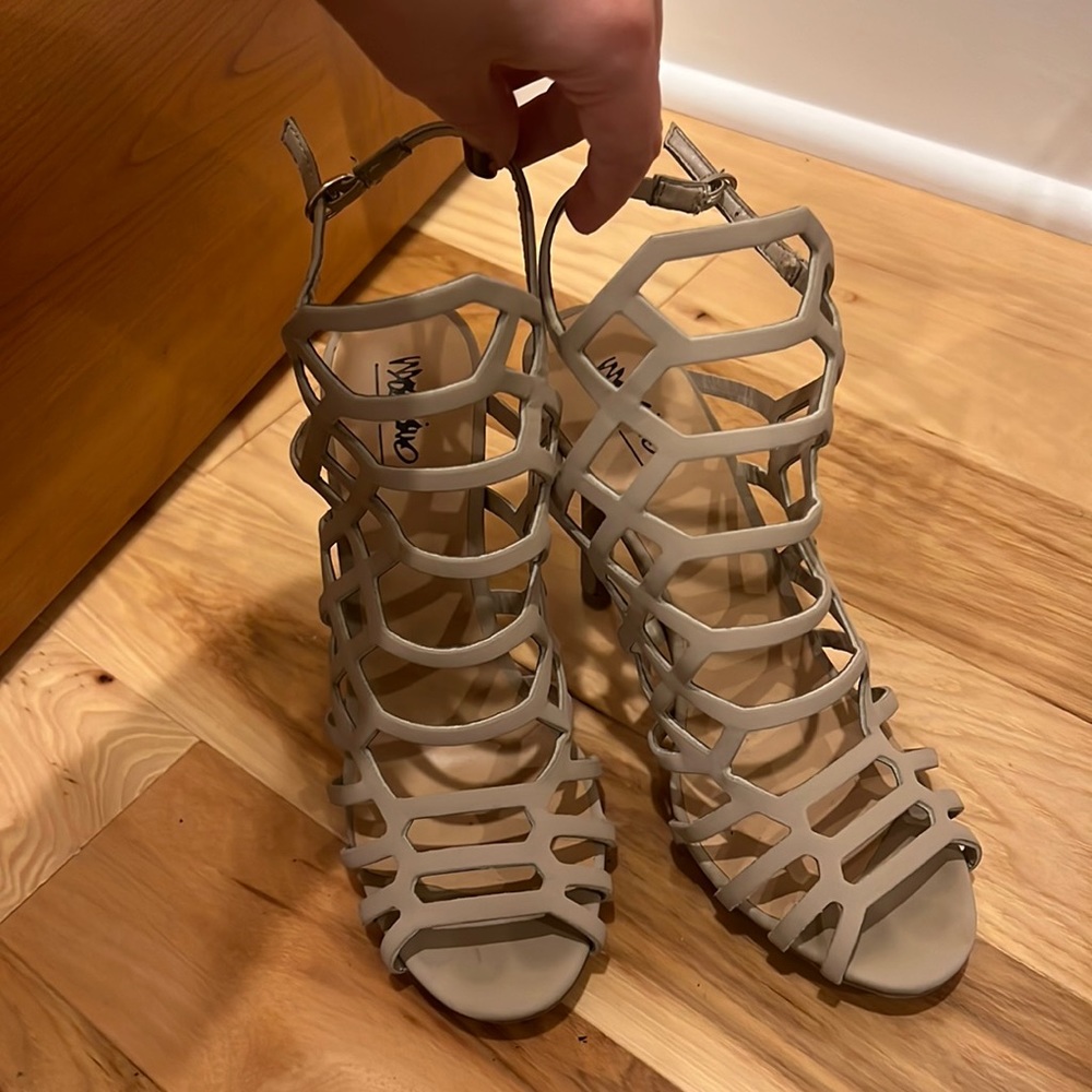 SIZE 7.5 NUDE HEELS